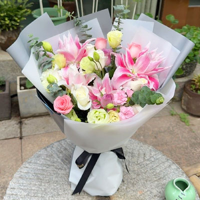 朝阳9朵玫瑰混搭百合，爱恋纯真无邪